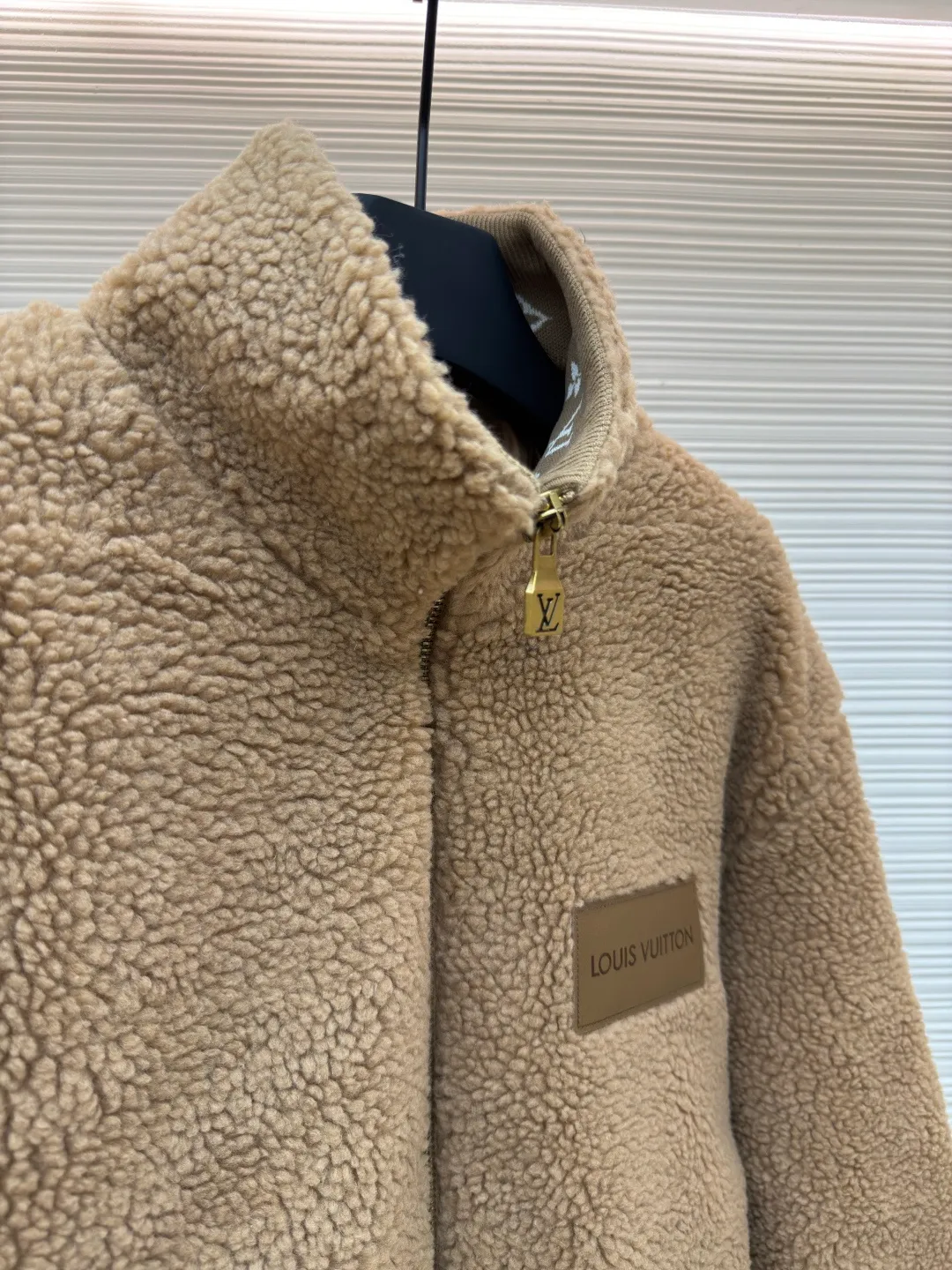 LOUIS VUITTON Teddy sheep wool blended suede tunic jacket ●Authentic product: Purchased and developed by 16999 ●Item number: 1680678-B70 ●Fabric: Lamb wool fabric ●Technology: Positioned cutting machine ●Version: Fitted version ●Weight: about 900 grams ●Size: S-M-L-XL ●Description: Made of high-quality lamb wool fabric, the fluff is fine and soft, rich to the touch, the fluff is tight and even, not easy to shed, ensuring the quality and durability of the jacket; the collar adopts a stand-up collar design, which has been treated with special technology to be stiff and stylish, which can protect the neck from cold wind; the brand on the zipper head The logo is exquisite and compact, adding to the beauty of the details; the brand leather patch on the left chest is made of high-quality material, and the embossed brand logo is clear and three-dimensional, with full texture, which enhances the recognition and high-end sense of the jacket; during the sewing process, the stitches are fine and even, especially the splicing of the lamb wool fabric, which is smooth and firm. The overall wiring is straight and delicate, the fabric is comfortable and soft, and the color is consistent without color difference. It can be matched with the same style to create a fashionable look and control various occasions. Customized accessories, complete with three standards, same style for men and women!